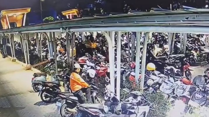 Modus Jaket Ojol, Pria Gasak Motor di Parkiran Grand Wisata Bekasi dalam 5 Detik