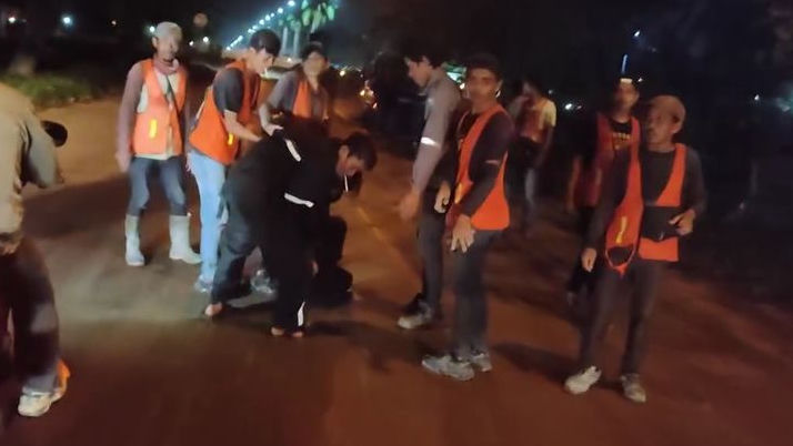 Pemotor Jatuh di Jalan Delta Silicon Cikarang Pusat, Diduga Akibat Tanah Berserakan