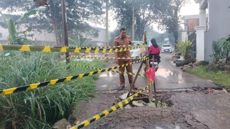 Jalan di Jatirangga Rusak Parah, Gorong-Gorong Jebol dan Tanah Longsor, Pemkot Siapkan Rp200 Juta