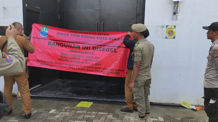 Distaru Kota Bekasi Segel Bangunan di Pekayon Jaya, Salah Satunya Kafe