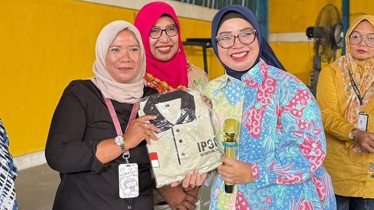 Ade Puspitasari Serahkan Seragam Baru untuk Anggota IPSM Kota Bekasi