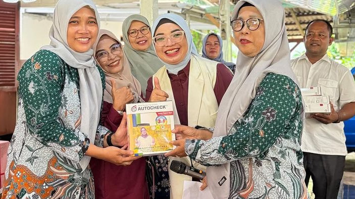 Ade Puspitasari Konsisten Dukung Kader Posyandu, Bagikan Alat Kesehatan di Jatimelati