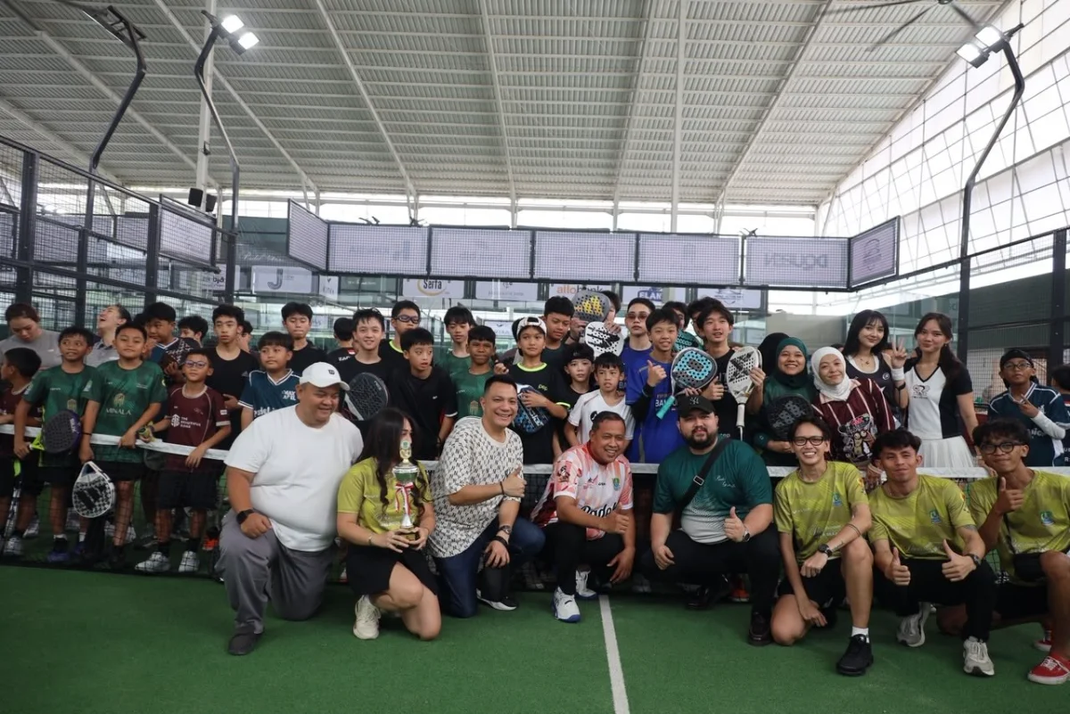 Wali Kota Bekasi, Tri Adhianto, di lapangan padel