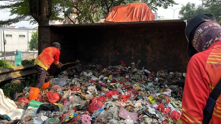 Truk Sampah DLH Kota Bekasi Terguling di Jalan Cut Mutia, Sampah Berhamburan ke Jalan