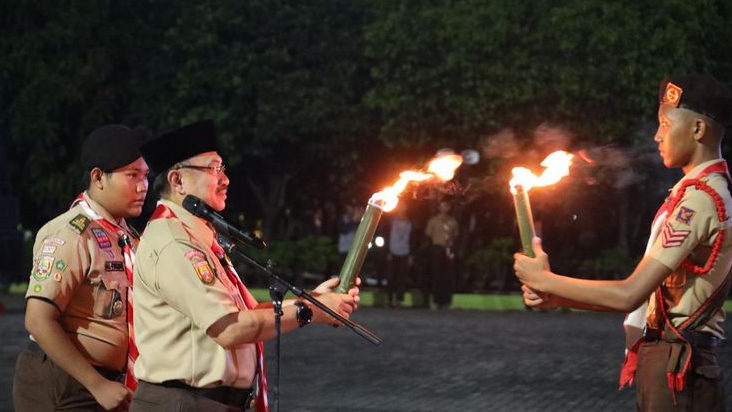 Wakil Wali Kota Bekasi Pimpin Api Unggun Hari Pramuka ke-64, Tekankan Kemandirian dan Kepemimpinan