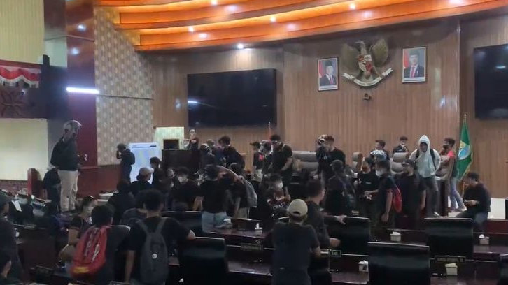 Demonstran Masuk Gedung DPRD Kota Bekasi, Suarakan Penolakan UU TNI