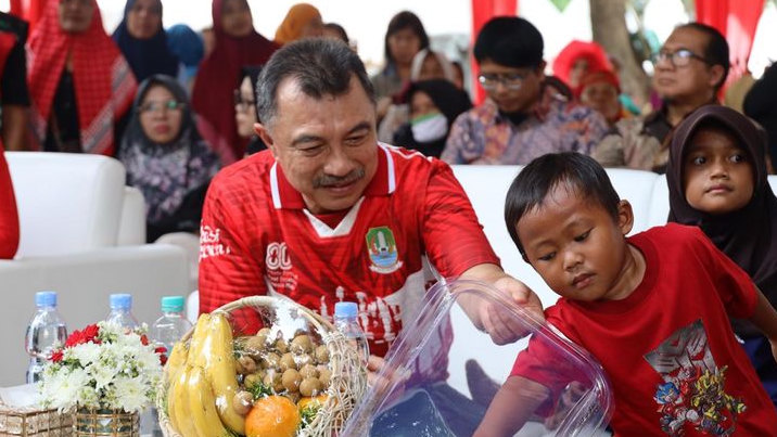 Momen Hangat Wawali Bekasi Abdul Harris Bobihoe Akrab dengan Anak-Anak di Festival Budaya Patriot