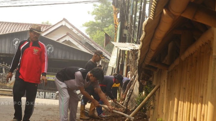Giliran Jalan Sasak Dempul Jadi Titik Kerja Bakti Desa Burangkeng