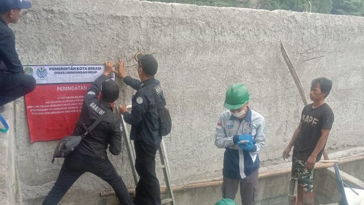 DLH Kota Bekasi Tutup Pipa Limbah Laundry Tak Berizin yang Diduga Cemari Kali Bekasi