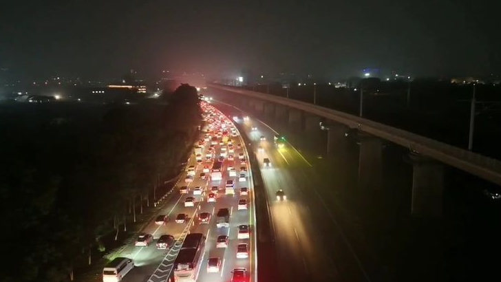 Lalu Lintas Jalan Tol Cipularang dan Padaleunyi Arah Jakarta Padat Kendaraan