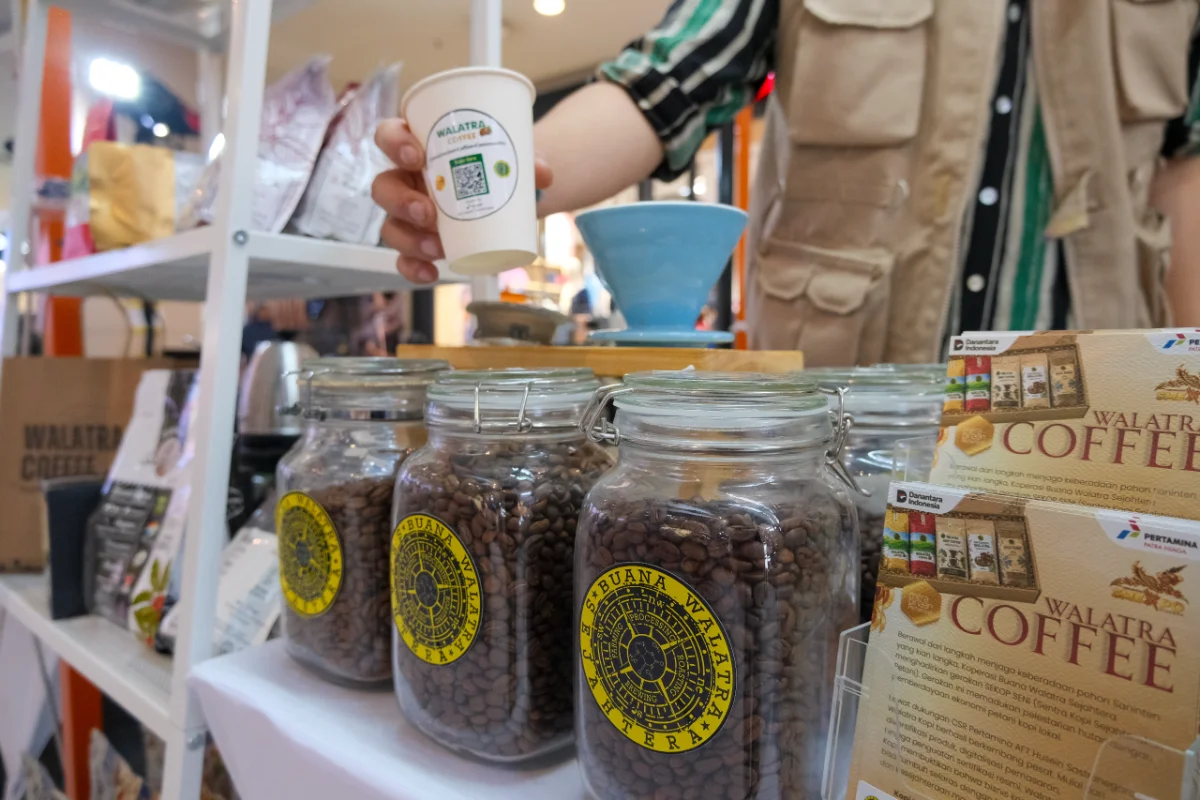Pertamina mendukung Walatra Coffee mengembangkan kopi lokal Bandung berbasis agroforestri.