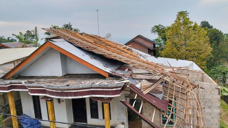 Puluhan Warga Sumber Jaya Mengungsi Gara-Gara Rumah Diterjang Angin Kencang