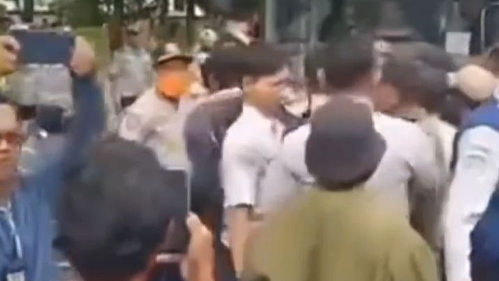 Sopir Angkot K11 Demo Protes Pelanggaran Rute Biskita di Bekasi