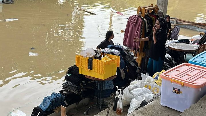 Mega Bekasi Hypermall Terendam Banjir, Pedagang Panik Selamatkan Barang Dagangan