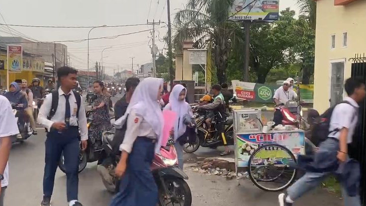 Jam Masuk Sekolah Pukul 06.30 WIB, Sejumlah Siswa dan Guru Terlambat