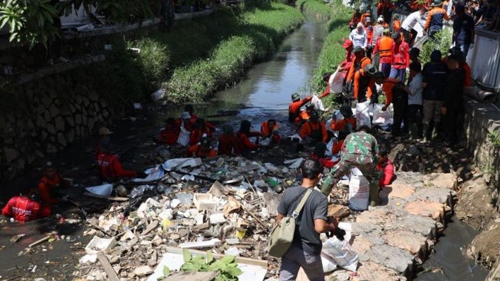 Wali Kota Bekasi Bersama Pandawara Group Gelar Aksi Bersih Kali Kapuk