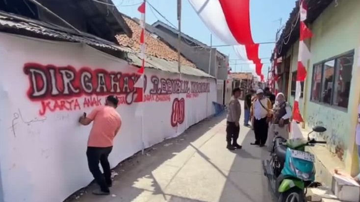 Sambut HUT ke-80 RI, Warga Kedungwaringin Bekasi Bentangkan Bendera Merah Putih Sepanjang 1 Kilometer