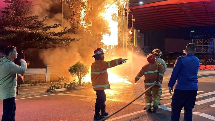 Videotron di Simpang BCP Terbakar, Sempat Muncul Ledakan Kecil yang Bikin Warga Panik