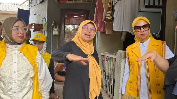 Istri Pengurus DPP Golkar Kunjungi Korban Banjir di Pekayon Jaya
