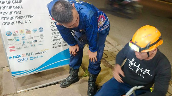 Aksi Damkar Bekasi Bantu Warga: Evakuasi Kunci Motor yang Jatuh ke Gorong-Gorong