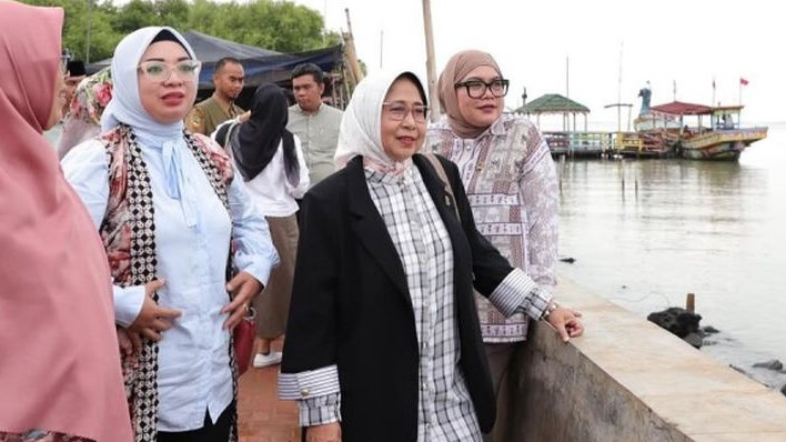 Kunjungi Pantai Baro, Ade Puspitasari Dukung Pengembangan Wisata Pesisir Cirebon
