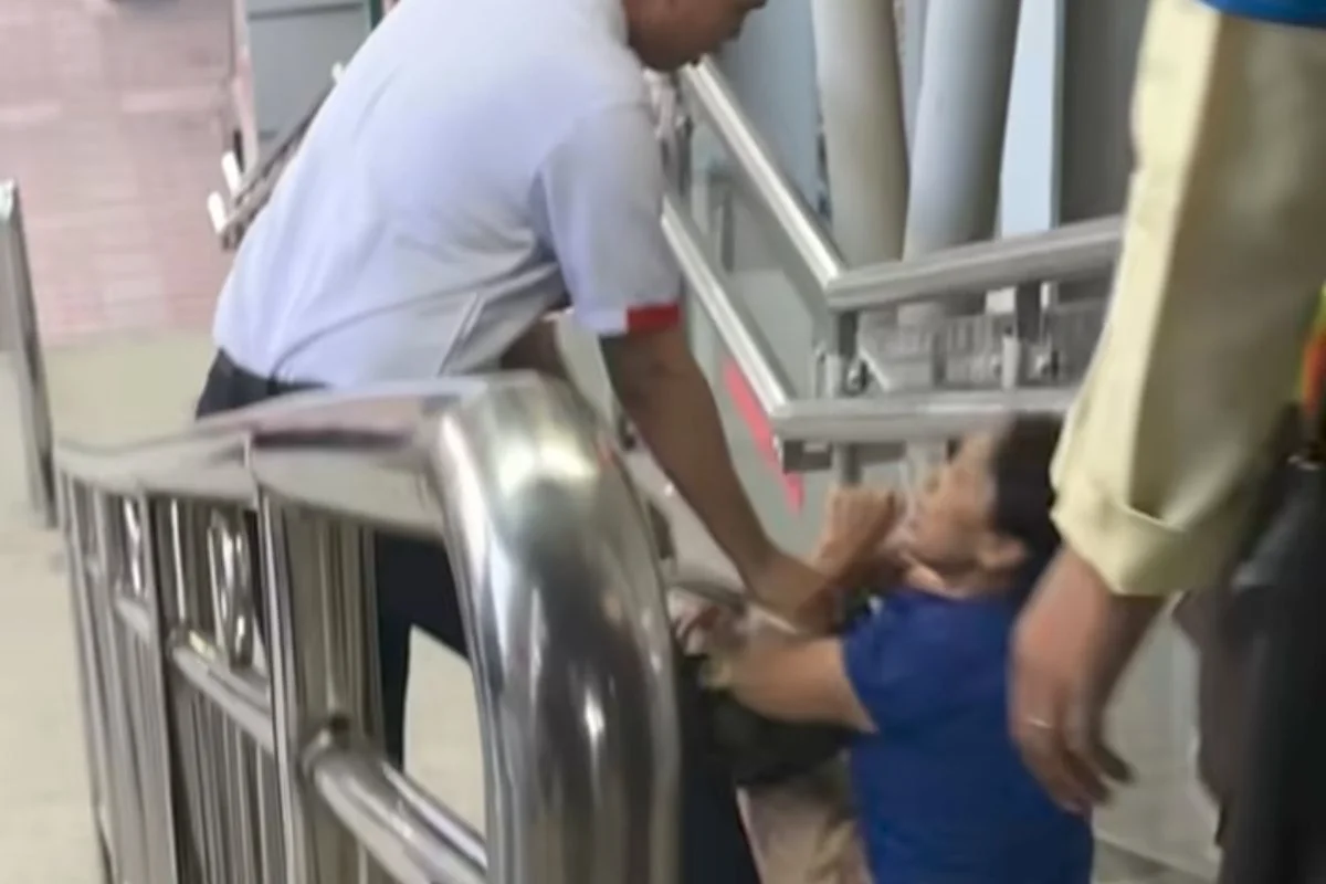 Aksi perempuan berbaju biru di Stasiun Bekasi Timur