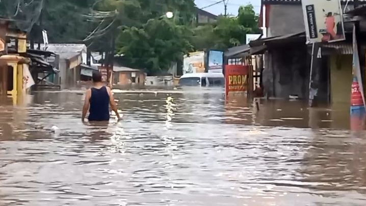 Jalan Penghubung Kota dan Kabupaten Bekasi Lumpuh Akibat Banjir