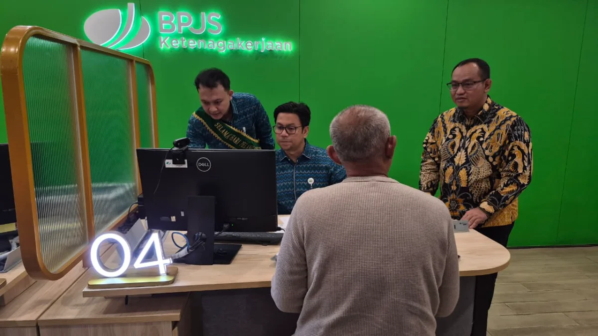 Pada Saat Kepala BPJS ketenagakerjaan Melayani Masyarakat