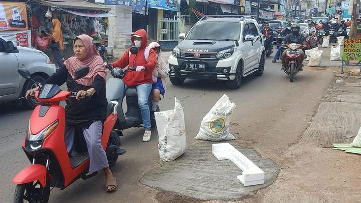Warga Keluhkan Penutupan Jalan Usai Galian Utilitas di Bintara Tidak Sesuai Standar