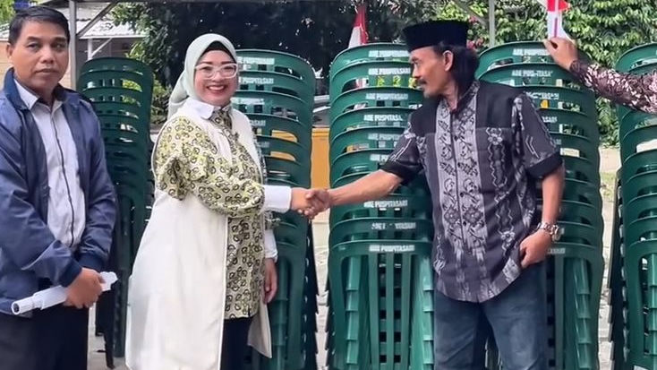 Ade Puspitasari Serahkan Bantuan Kursi untuk RW 27 Kelurahan Pengasinan