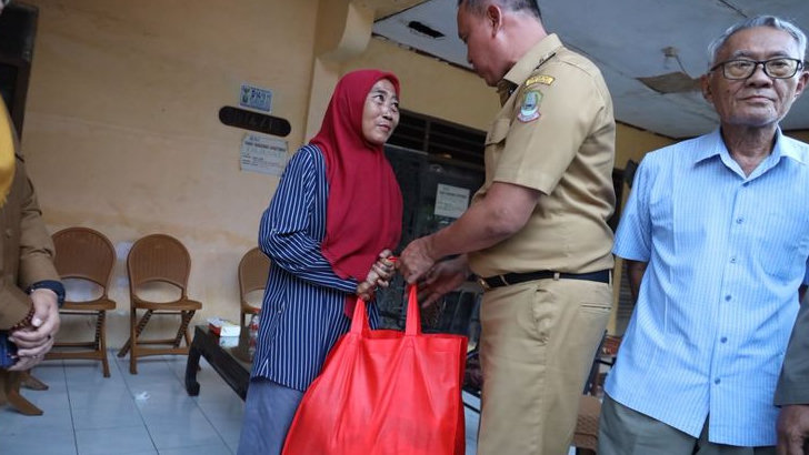 Wali Kota Bekasi Jenguk Ibu Maelani, Korban Kekerasan Anak Kandung: Fokus Pemulihan Psikologis