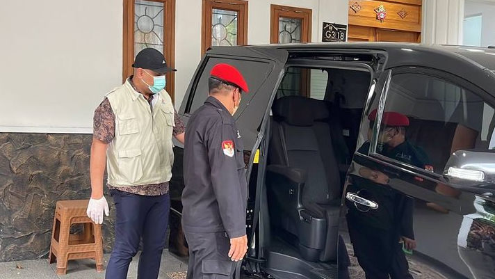 Penyidik KPK Sita Flashdisk dan Buku dari Rumah Hasto Kristiyanto