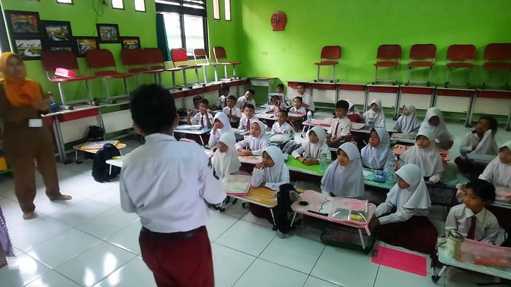 Agar Peserta Didik Belajar Tidak Lesehan, Disdik Bekasi Kirim Kursi dan Meja ke SDN Kayuringin Jaya XVI Agustus Ini