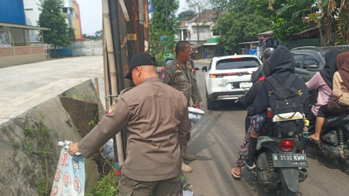 Satpol PP Kota Bekasi Copot Spanduk Liar di Jatisampurna