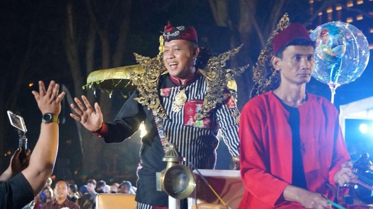 Kirab Budaya Kota Bekasi di Bandung Meriah, Anak-Anak Senang Dapat Susu dan Permen