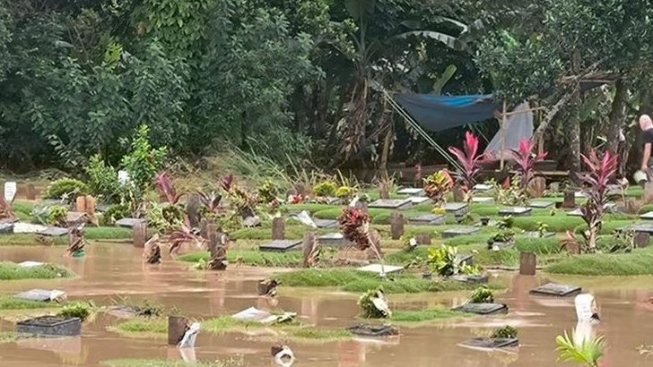 TPU Jatisari Bekasi Terendam Banjir Akibat Luapan Kali Bekasi