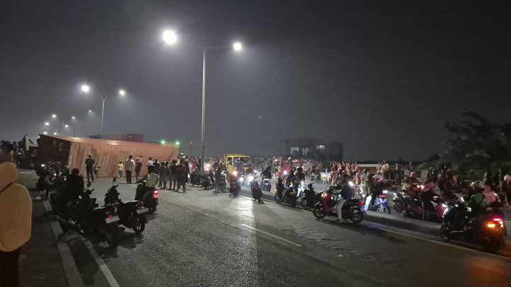 Kontainer Limbah Kertas Terguling di Flyover Kranji Bekasi, Lalu Lintas Lumpuh