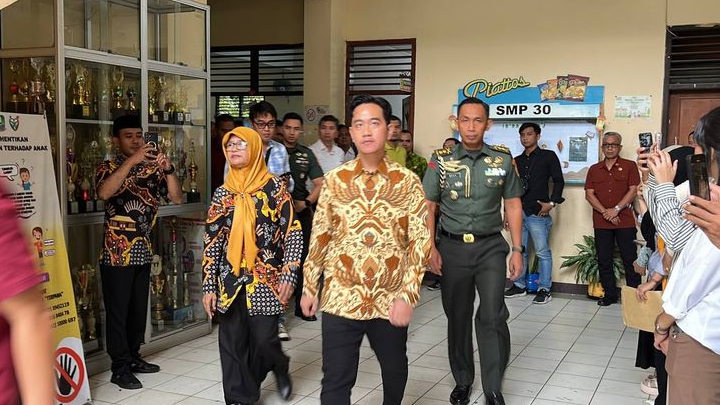 Gibran Pantau Program Makan Bergizi Gratis di SMPN 30 Bekasi