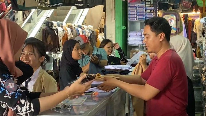 Jelang Masuk Sekolah, Penjualan Seragam di Pasar Kranji Bekasi Naik 70 Persen