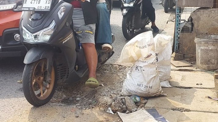 Bekas Galian Tanah di Jalan Mochtar Tabrani Dikeluhkan Pengendara, Dinilai Berbahaya