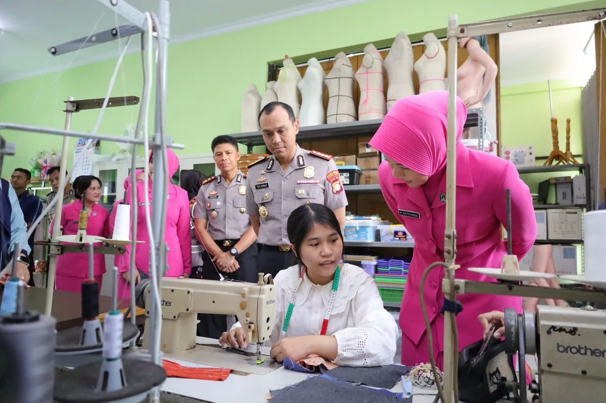 Pada Saat Kapolres Metro Bekasi Kota Memantau meninjau langsung pemanfaatan bantuan Di SMKN 1 Kota Bekasi