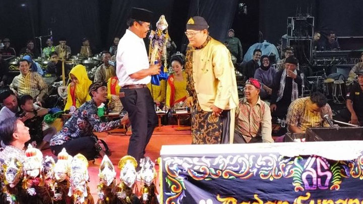 Ribuan Warga Burangkeng Padati Pagelaran Wayang Golek HUT RI ke-80
