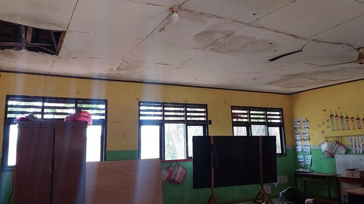 Atap Sekolah Rusak, Ratusan Siswa SD N Padurenan IV Belajar di Mushola dan Perpustakaan