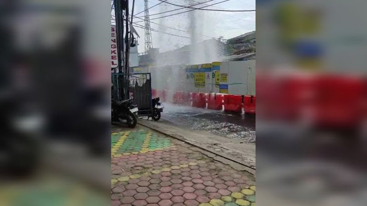 Semburan Air di Tengah Jalan Raya Jatiwaringin, Begini Penjelasan Polisi
