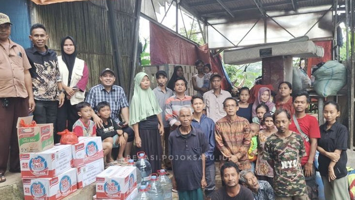 Pemdes Kertarahayu Serahkan Bantuan untuk Korban Banjir di Kampung Bojong