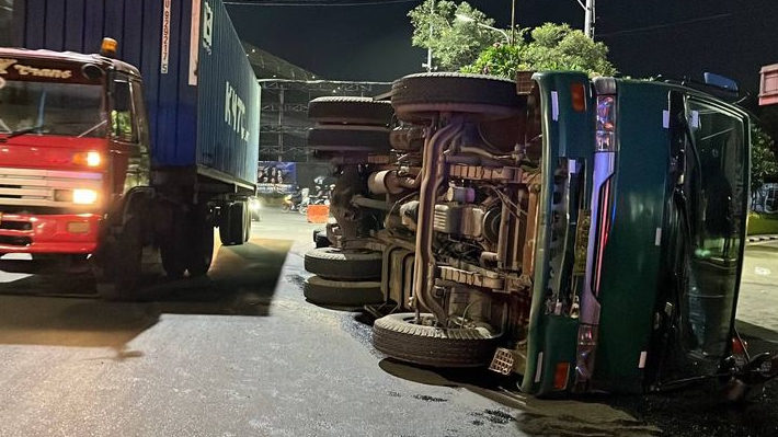 Truk Kontainer Terguling di Jalan Ahmad Yani Akibat Hindari Balap Liar