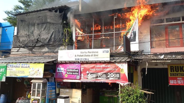 Gara-Gara Korsleting Listrik, Ruko Ponsel di Jatiwaringin Ludes Dilalap Api