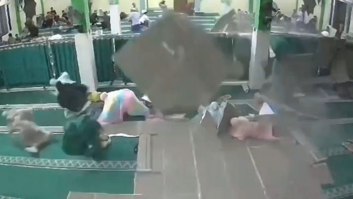 Plafon Masjid Ambruk Saat Itikaf, Empat Jamaah Alami Luka Ringan
