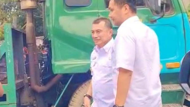 Wawali Bekasi Semprot Sopir Truk yang Buang Sampah Sembarangan di Fly Over Rawa Panjang