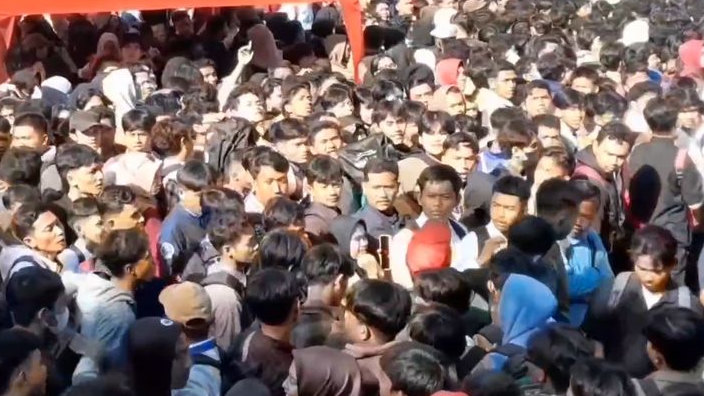 Antusiasme Tinggi, Ribuan Pencari Kerja Padati Job Fair Pemkab Bekasi hingga Berdesakan dan Pingsan